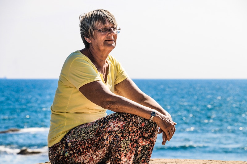 Oudere mevrouw aan zee