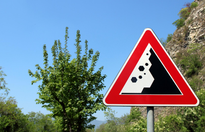 Verkeersbord pas op voor vallende stenen