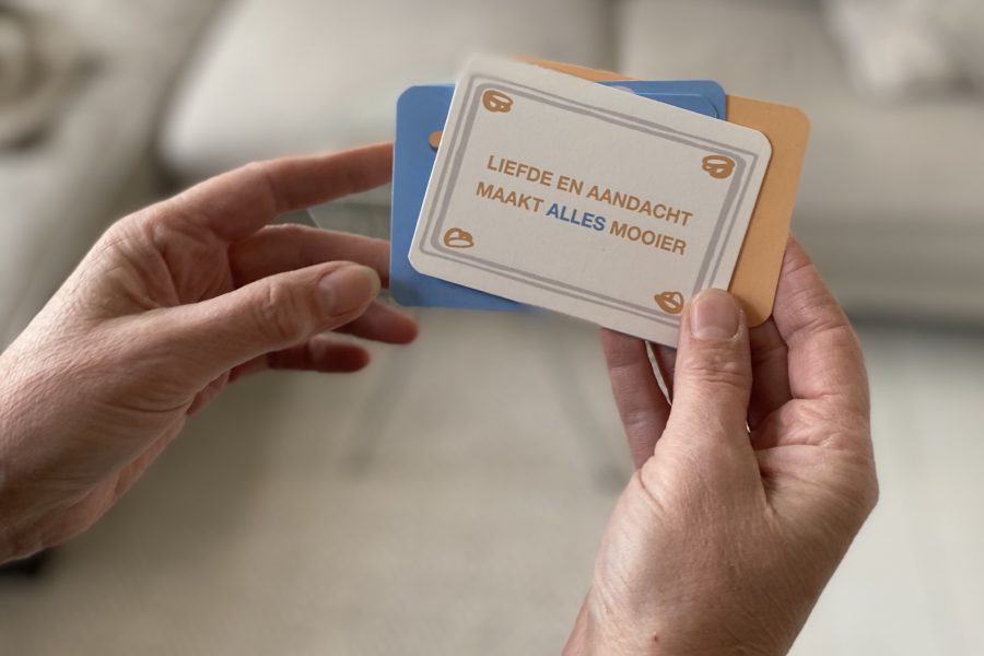 Kaartje met quote 'liefde en aandacht maakt alles mooier'